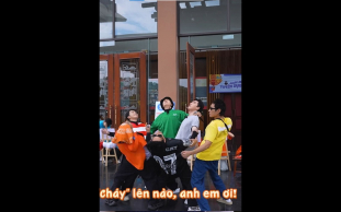 Về Nhà "Khờ Khờ", Ra Phố "Bất Ngờ"